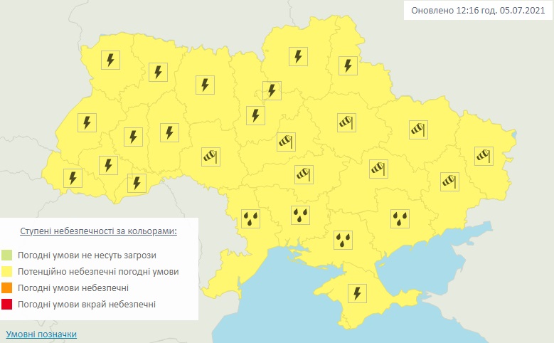 Карта погодних умов, 5 липня (Скріншот з сайту Укргідрометцентру) Рятувальники попереджають про грози, зливи, град і шквали в Україні – карта