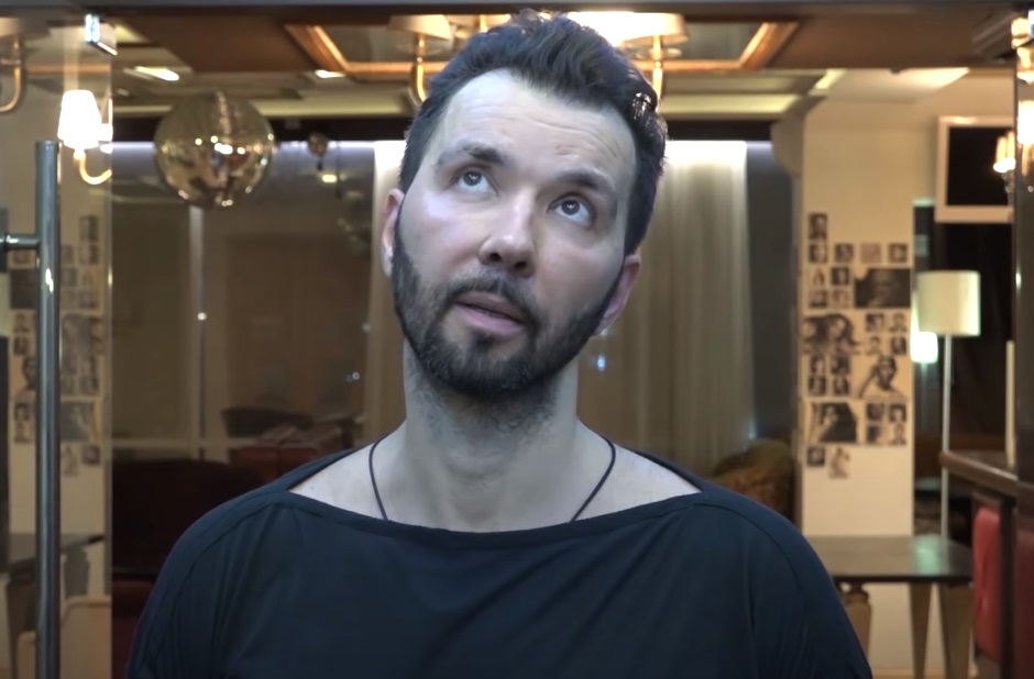 Клявер в Донецке (Скриншот из YouTube) В Украине запретили "Не родись красивой" и еще шесть картин с "любителями" оккупантов