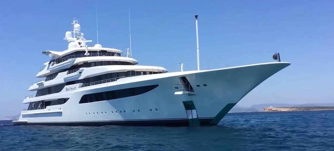 Яхта Royal Romance (Фото – скригшнот видео ON HOLIDAYS IBIZA – YouTube)