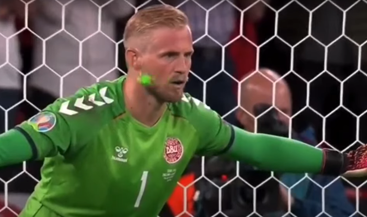 УЕФА открыл дело против Англии: вратаря сборной Дании пытались ослепить при пенальти