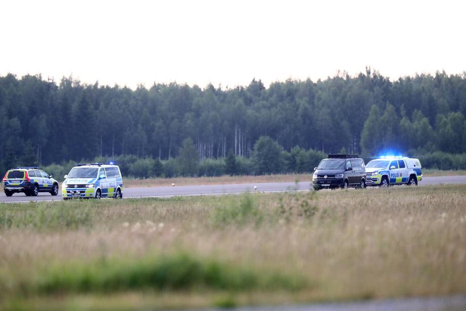 Крушение самолета в Швеции, полиция на месте (Фото – ЕРА) Все пассажиры и пилот погибли. В Швеции разбился самолет с парашютистами – фото