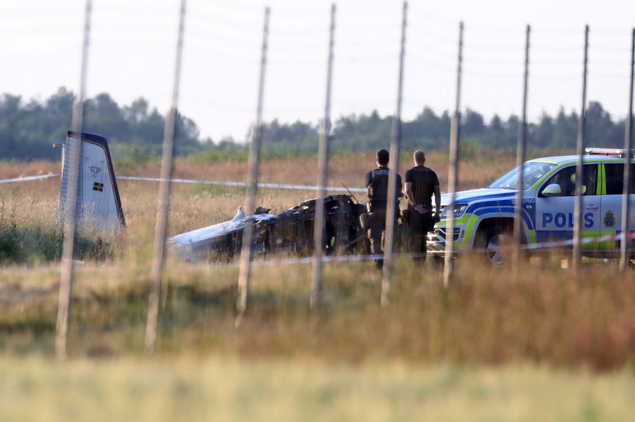Все пассажиры и пилот погибли. В Швеции разбился самолет с парашютистами – фото
