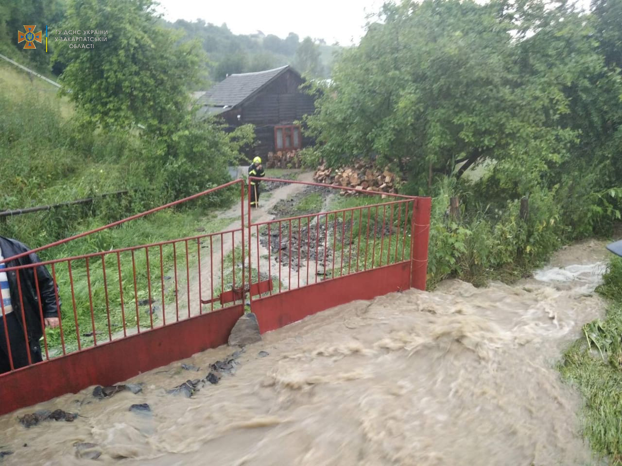 Доки Київ потопає у спеці, Закарпаття потерпає від повеней: добірка фото і відео