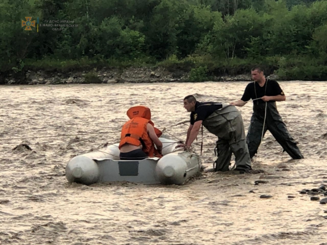 Повінь у західній Україні (Фото: ДСНС) Повінь на заході України. Люди потрапили в пастку річки, залило будинки і дороги: фото
