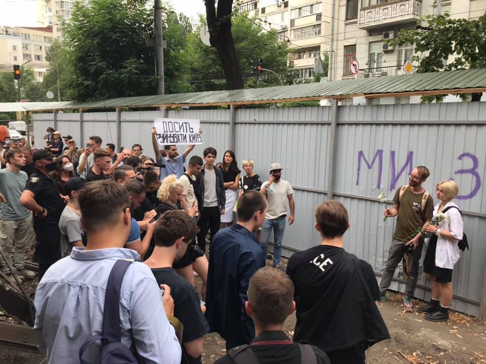В Киеве протестующие препятствуют демонтажу здания "Квіти України": позиции сторон и фото