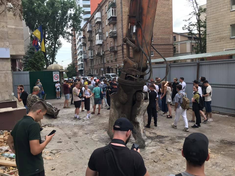 В Киеве протестующие препятствуют демонтажу здания "Квіти України": позиции сторон и фото