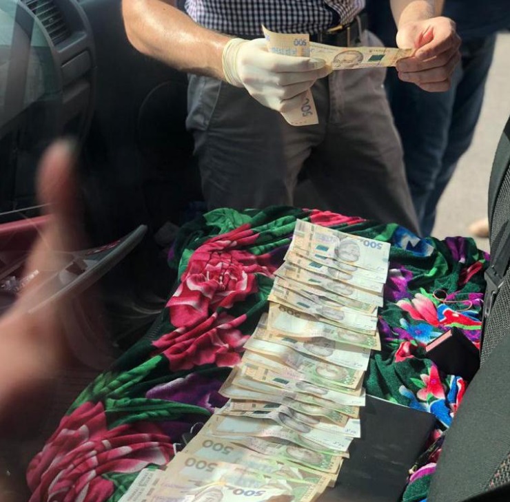 Взятка (Фото – Нацполиция) Требовал деньги за поступление. В Ровно взяли на взятке профессора медакадемии – полиция