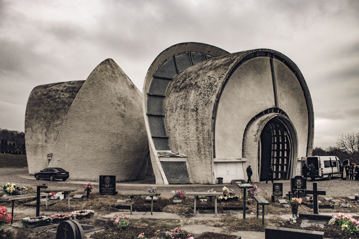 Крематорій в Києві, побудований в стилі радянського модернізму, фото: Київ Інформатор / Вітольд Явдощук, Гліб Пархомець