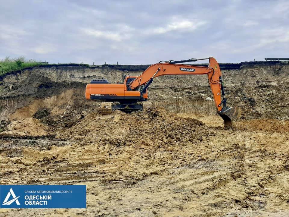 На трассе Киев – Одесса оползень сильно повредил дорогу: фото