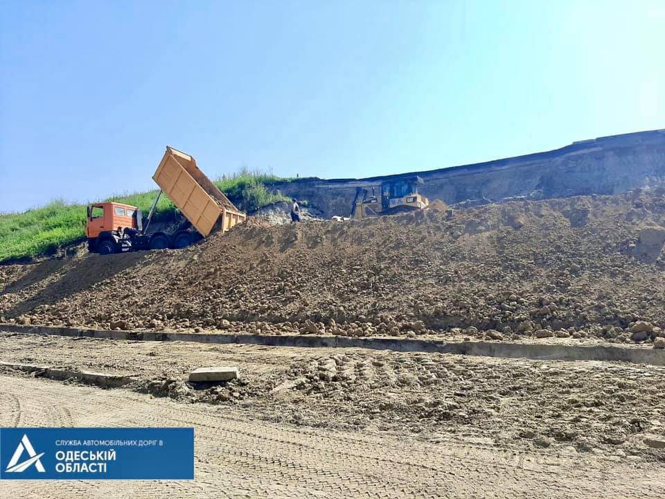 На трассе Киев – Одесса оползень сильно повредил дорогу: фото
