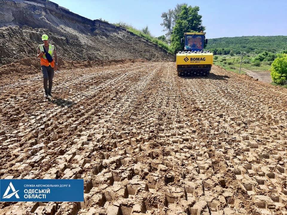 На трассе Киев – Одесса оползень сильно повредил дорогу: фото