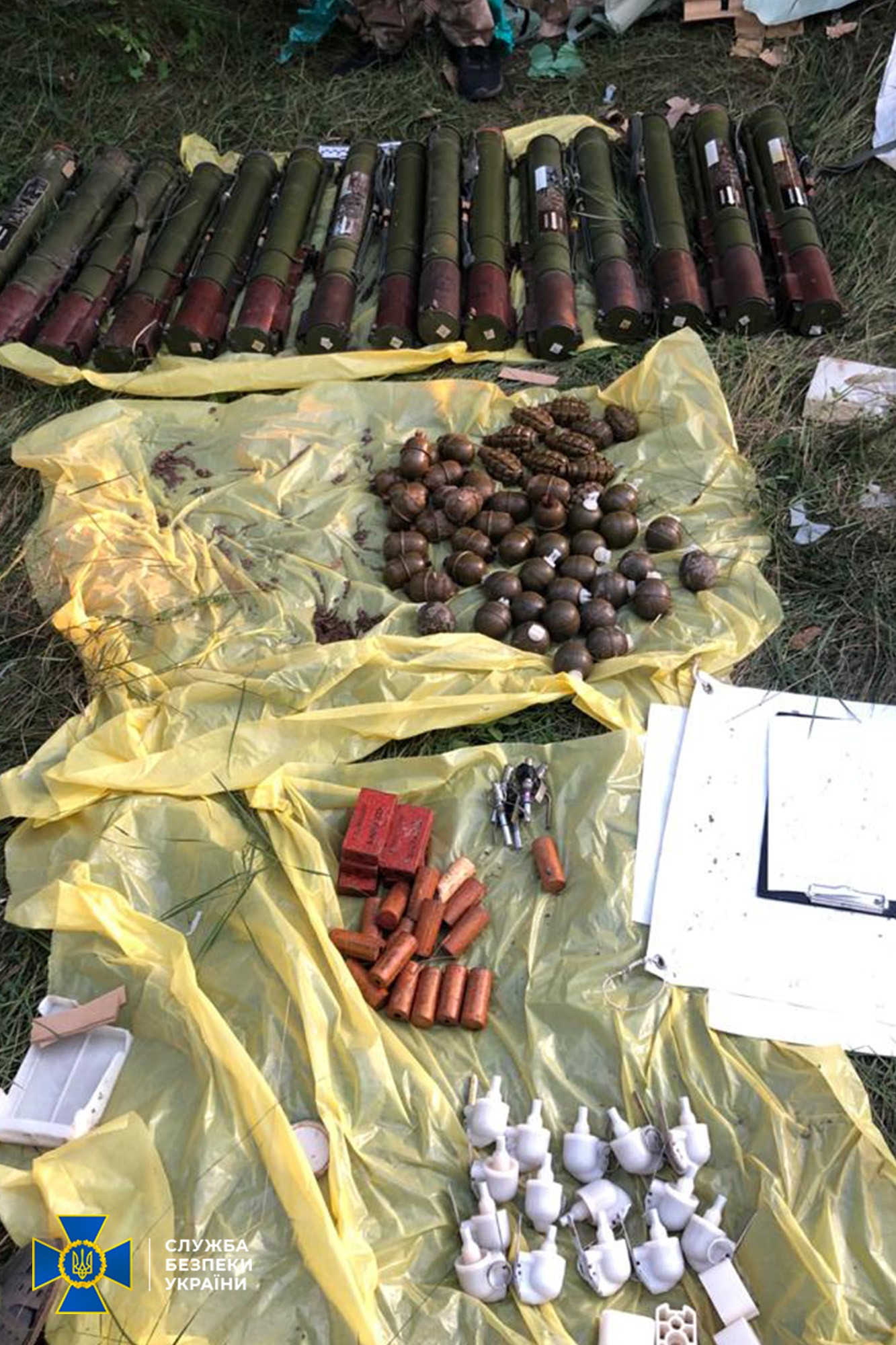 СБУ знайшла схованки з вибухівкою біля аеропорту Запоріжжя і під Бердянськом – фото