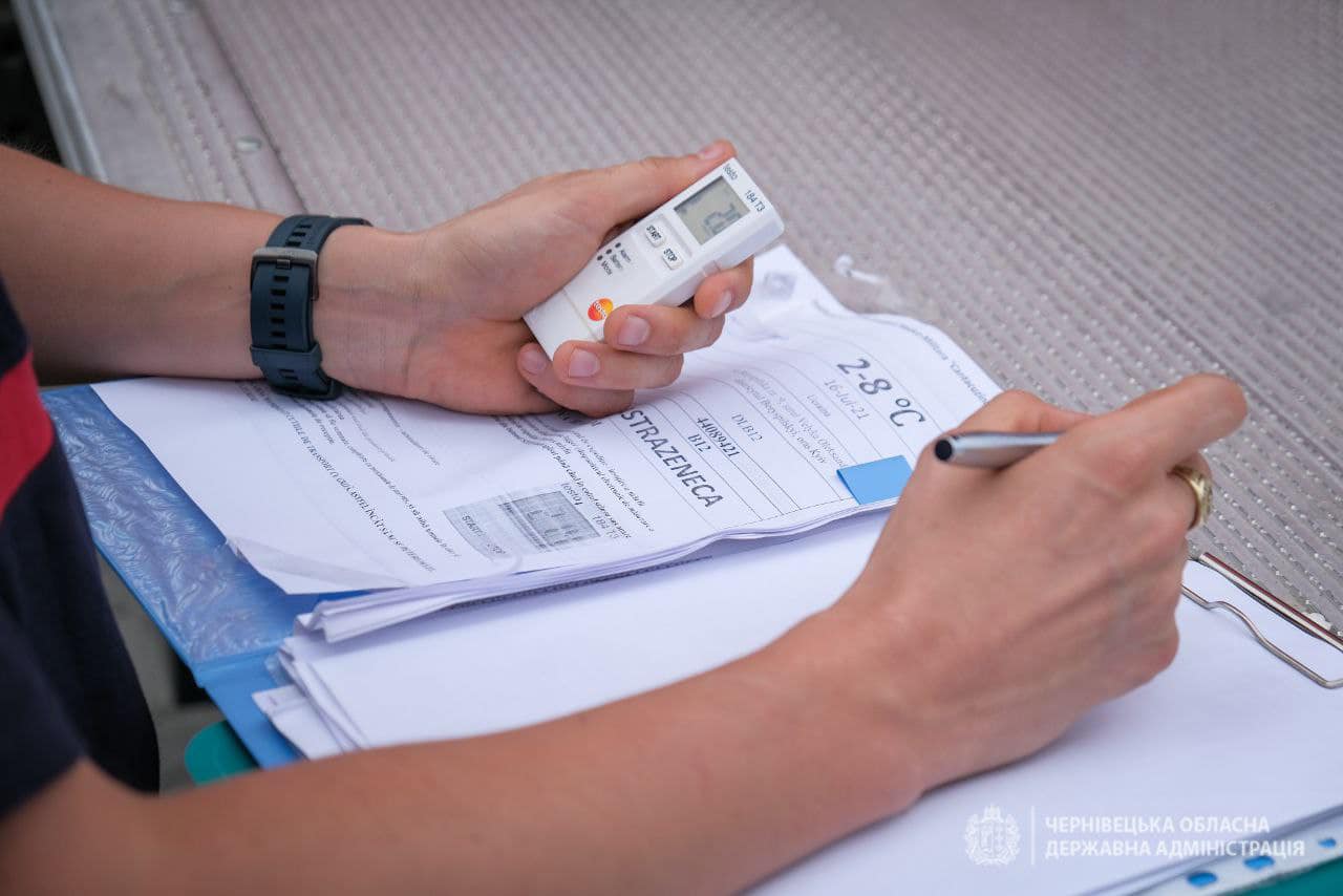 Помощь от Румынии. Украина получила 100 800 доз вакцины против COVID-19 AstraZeneca: фото