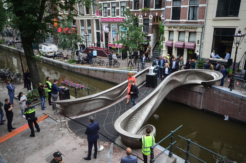 В Амстердаме открыли первый в мире стальной мост, напечатанный на 3D-принтере: видео, фото