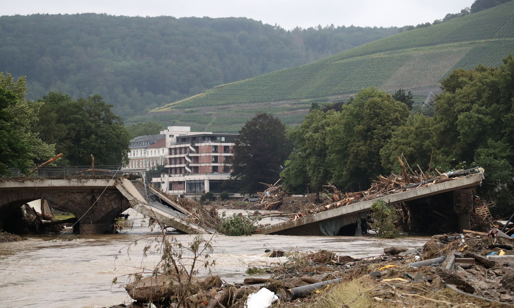 Затопленные улицы и дома в руинах. Германия переживает сильнейшее наводнение: фото, видео