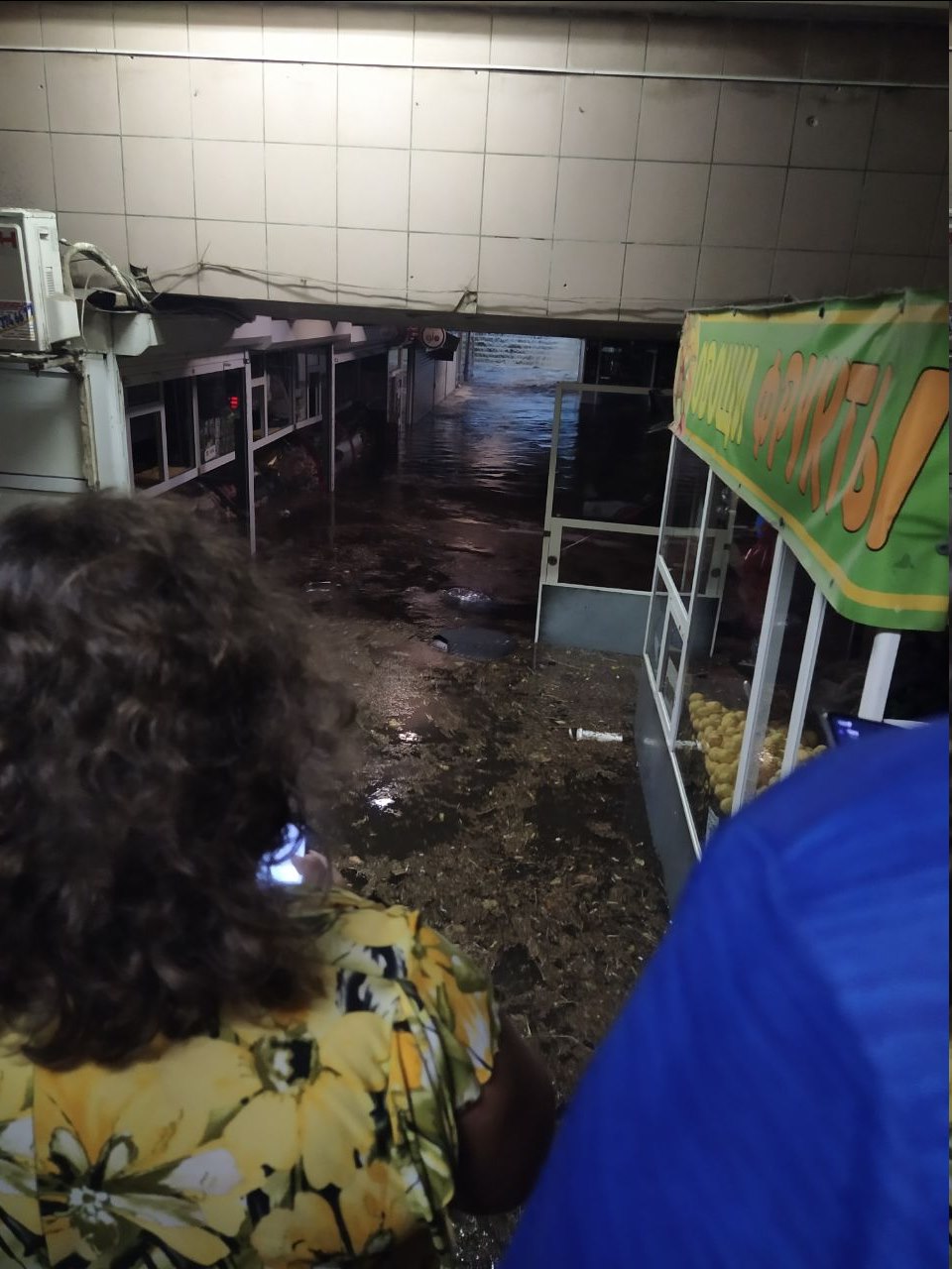 У Києві потоп у метро через зливу, наземний транспорт ходить поза розкладом – фото, відео