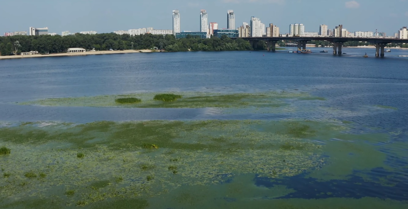 Химия вместо воды. Мы сняли Днепр с дрона: на видео видно, что это больше не река - новости Украины, Происшествия - LIGA.net