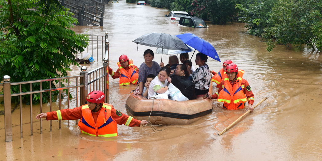 В Китае масштабное наводнение, тысячи местных жителей оказались в ловушке: фото, видео