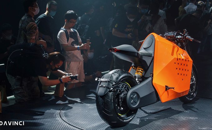 "Робот на колесах". Китайский бренд представил самобалансирующий электромотоцикл: видео