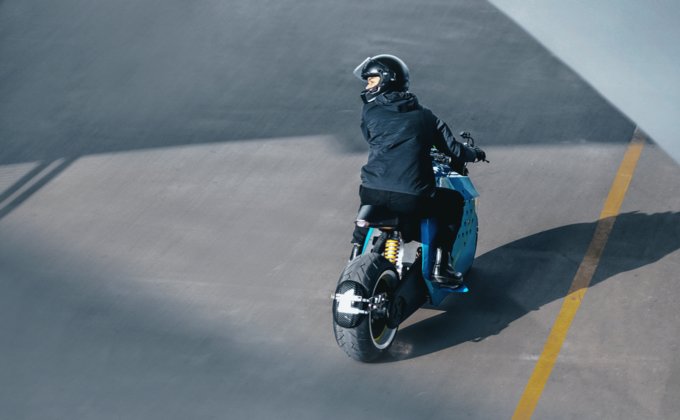 "Робот на колесах". Китайский бренд представил самобалансирующий электромотоцикл: видео