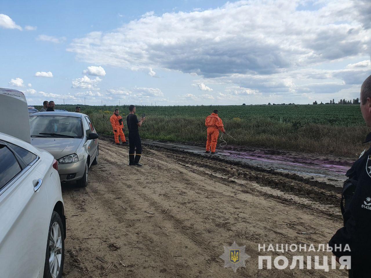Розовые лужи возле Ровно (Фото 2 – пресс-служба Нацполиции) Розовые лужи возле Ровно. Нацполиция открыла уголовное дело – фото