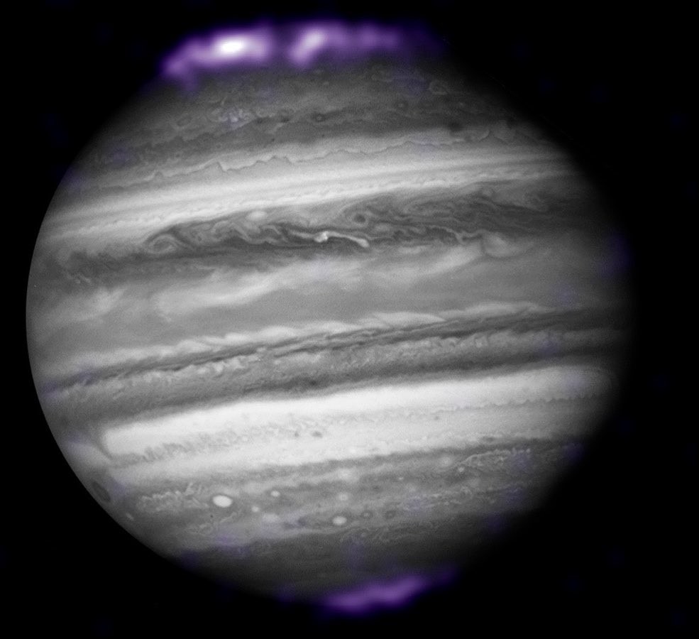 Фиолетовая шапка. NASA показало полярные сияния на Юпитере – фото