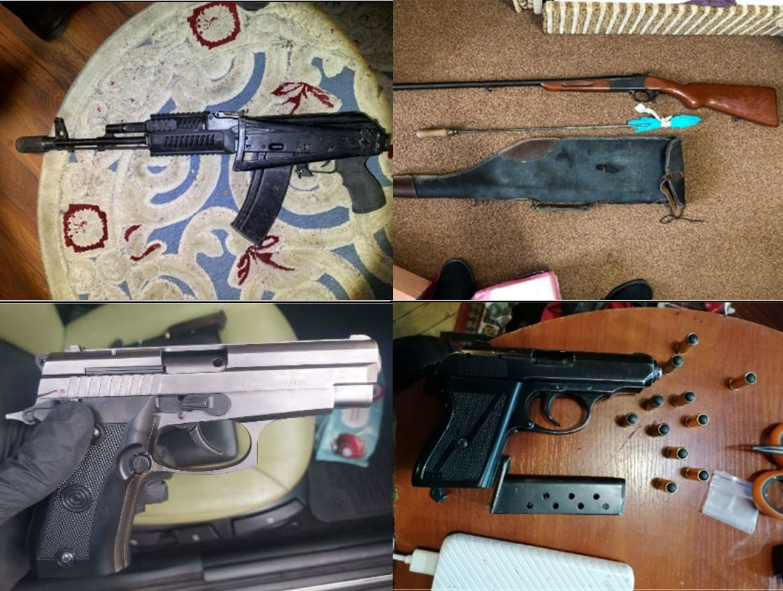 Знайдене під час обшуків зброю (джерело – facebook.com_pol.kyivregion) МВС: Ватажком "особливо небезпечної банди" виявився "Сенсей" – президент спортивної федерації