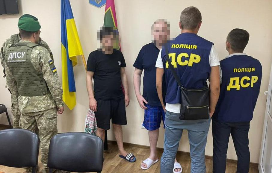 Фото – пресс-служба ГПСУ Прятались в подсолнухах. Пограничники задержали "вора в законе" на границе с Россией: фото