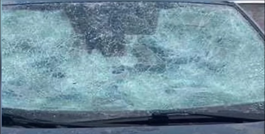 Розбите градом лобове скло (скріншот з відео) Північ Італії накрило градом, величиною з тенісний м'яч, на півдні – лісові пожежі: відео