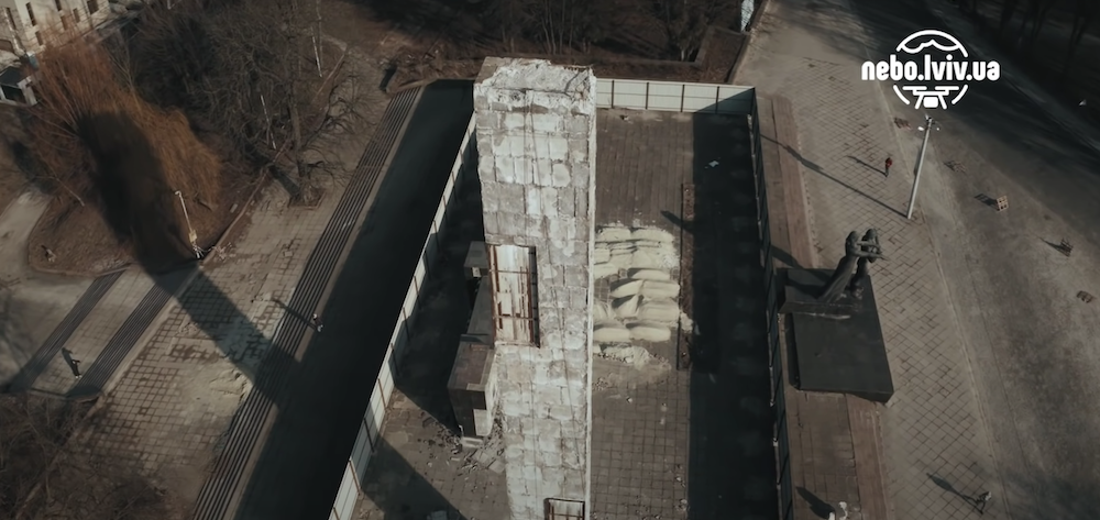 В демонтированном Монументе славы во Львове нашли "капсулу времени": фото, видео