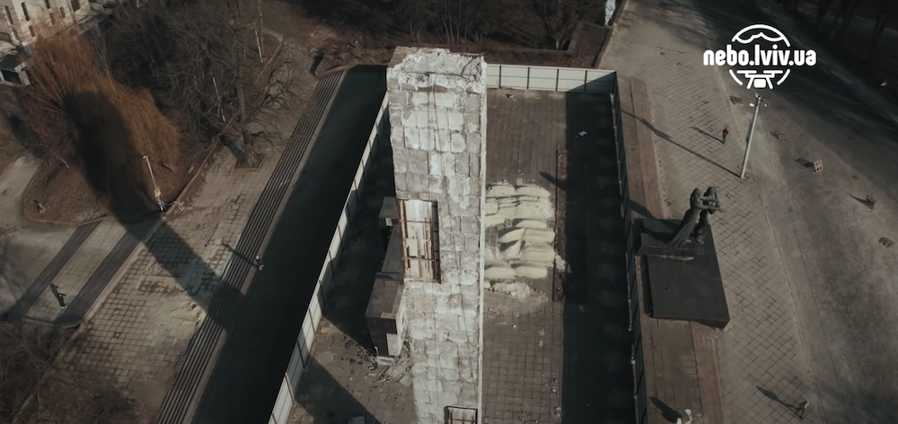Монумент слави (скриншот із відео) У демонтованому Монументі слави у Львові знайшли "капсулу часу": фото, відео