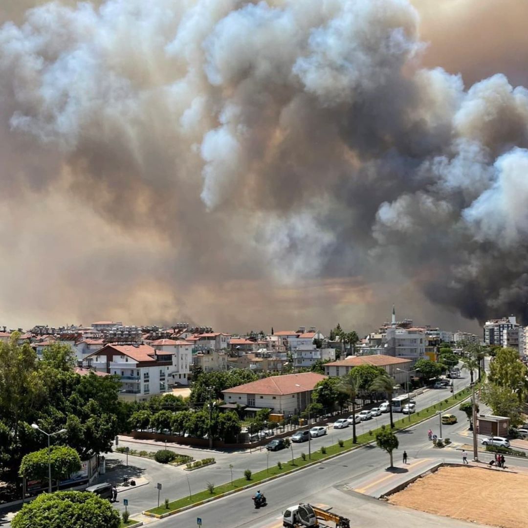 У Туреччині масштабні лісові пожежі наблизилися до курортної Анталії – фото, відео