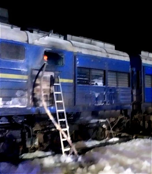 Рухомий склад, що загорівся (джерело – mk.dsns.gov.ua) Під Миколаєвом горів пасажирський поїзд Інтерсіті Київ-Херсон. Обійшлося без жертв