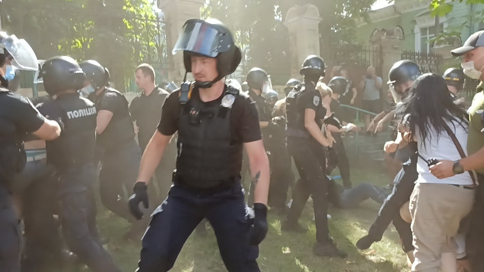 Фото: Цензор.нет На Банковій сталися зіткнення між поліцією і противниками ЛГБТ-рейву: фото, відео