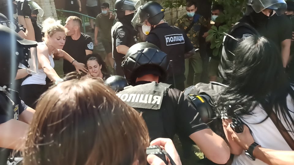 Фото: Цензор.нет На Банковій сталися зіткнення між поліцією і противниками ЛГБТ-рейву: фото, відео