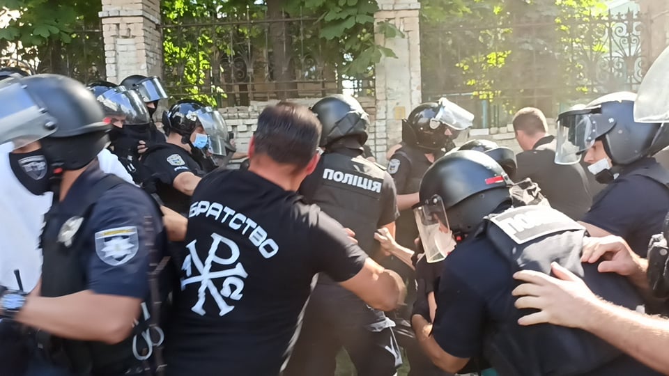 Фото: Цензор.нет На Банковій сталися зіткнення між поліцією і противниками ЛГБТ-рейву: фото, відео