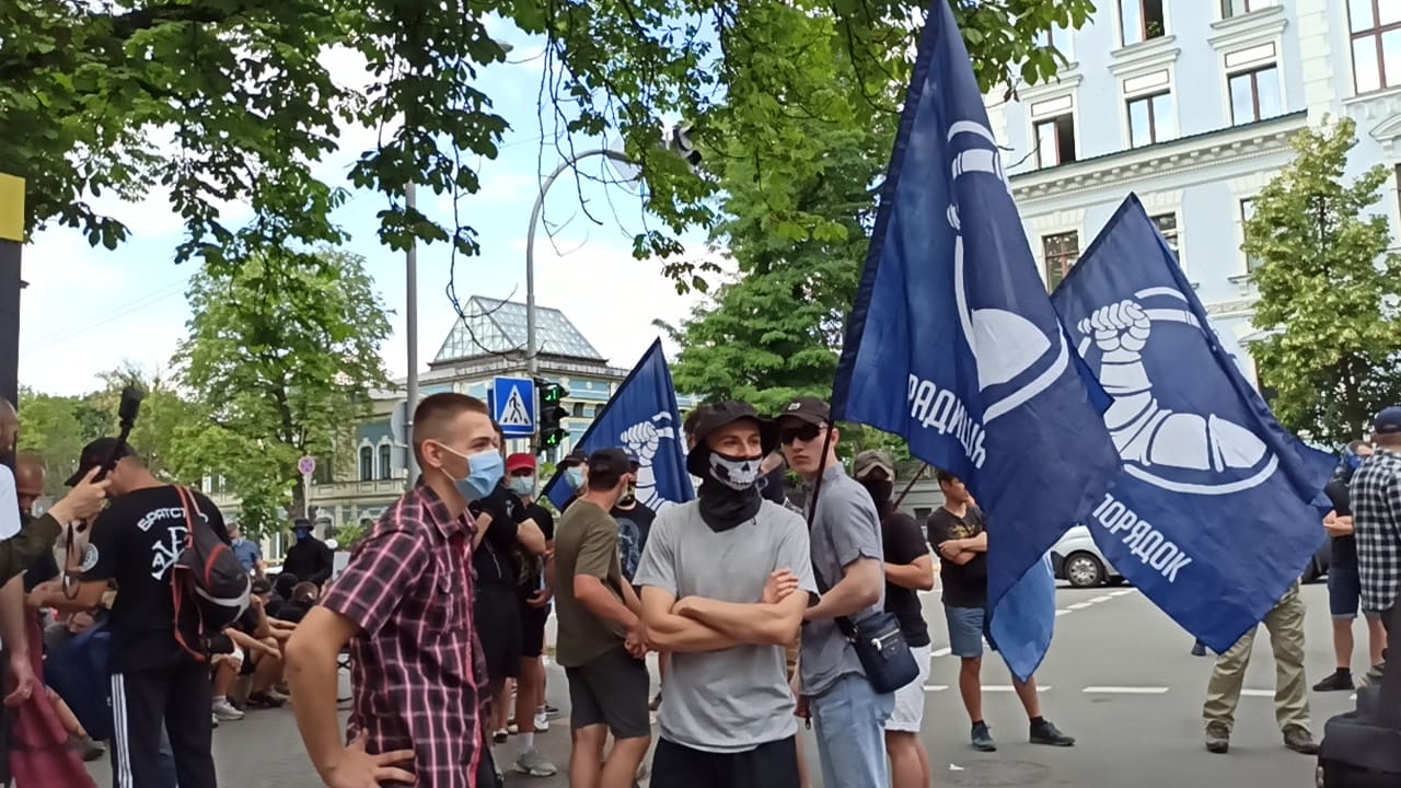 Фото: Цензор.нет На Банковій сталися зіткнення між поліцією і противниками ЛГБТ-рейву: фото, відео