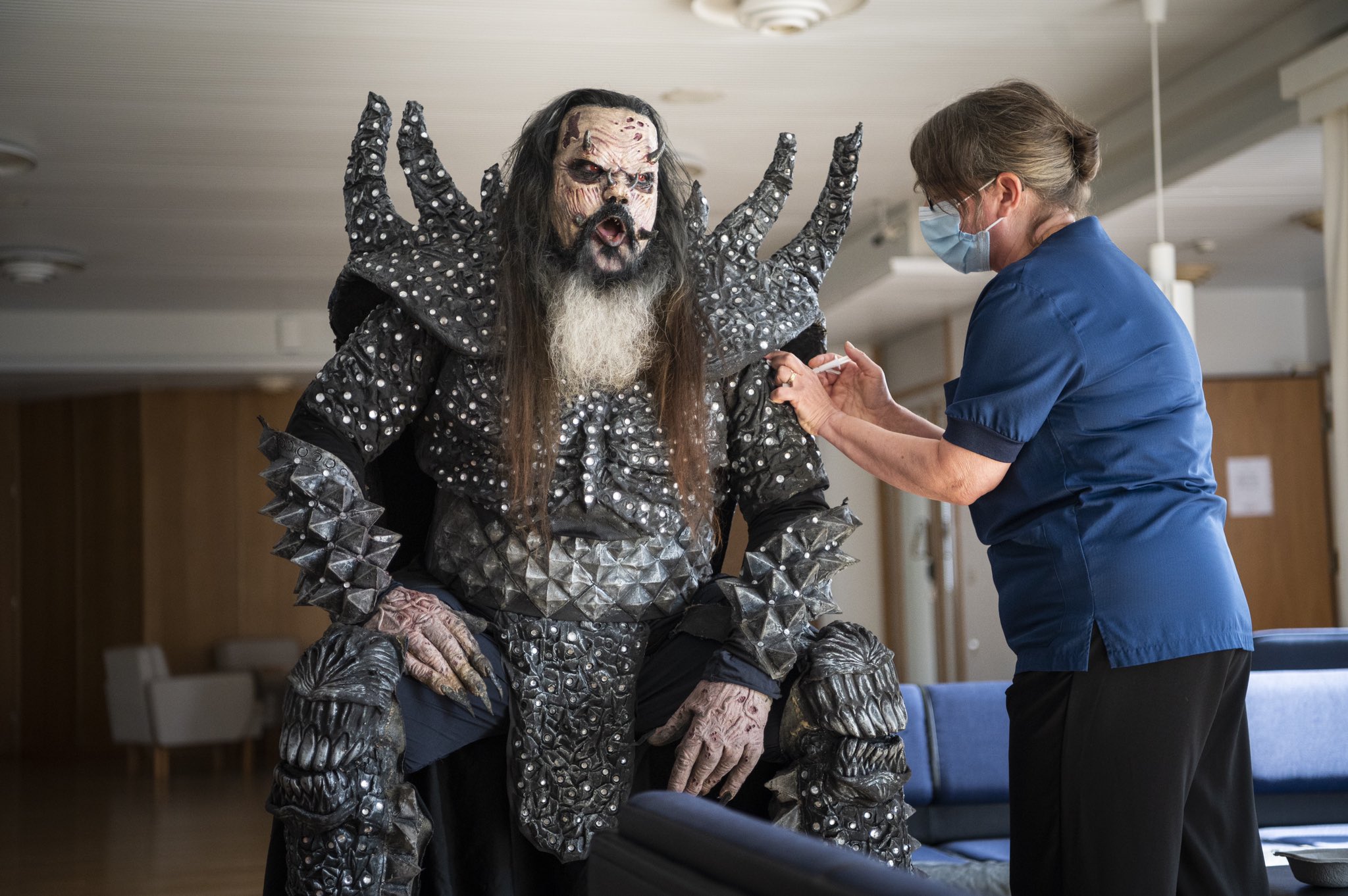 Lordi (Фото: Rovaniemi kaupunki/Twitter) В Финляндии демонический рок-идол Lordi и местный Санта Клаус привились от COVID-19: фото
