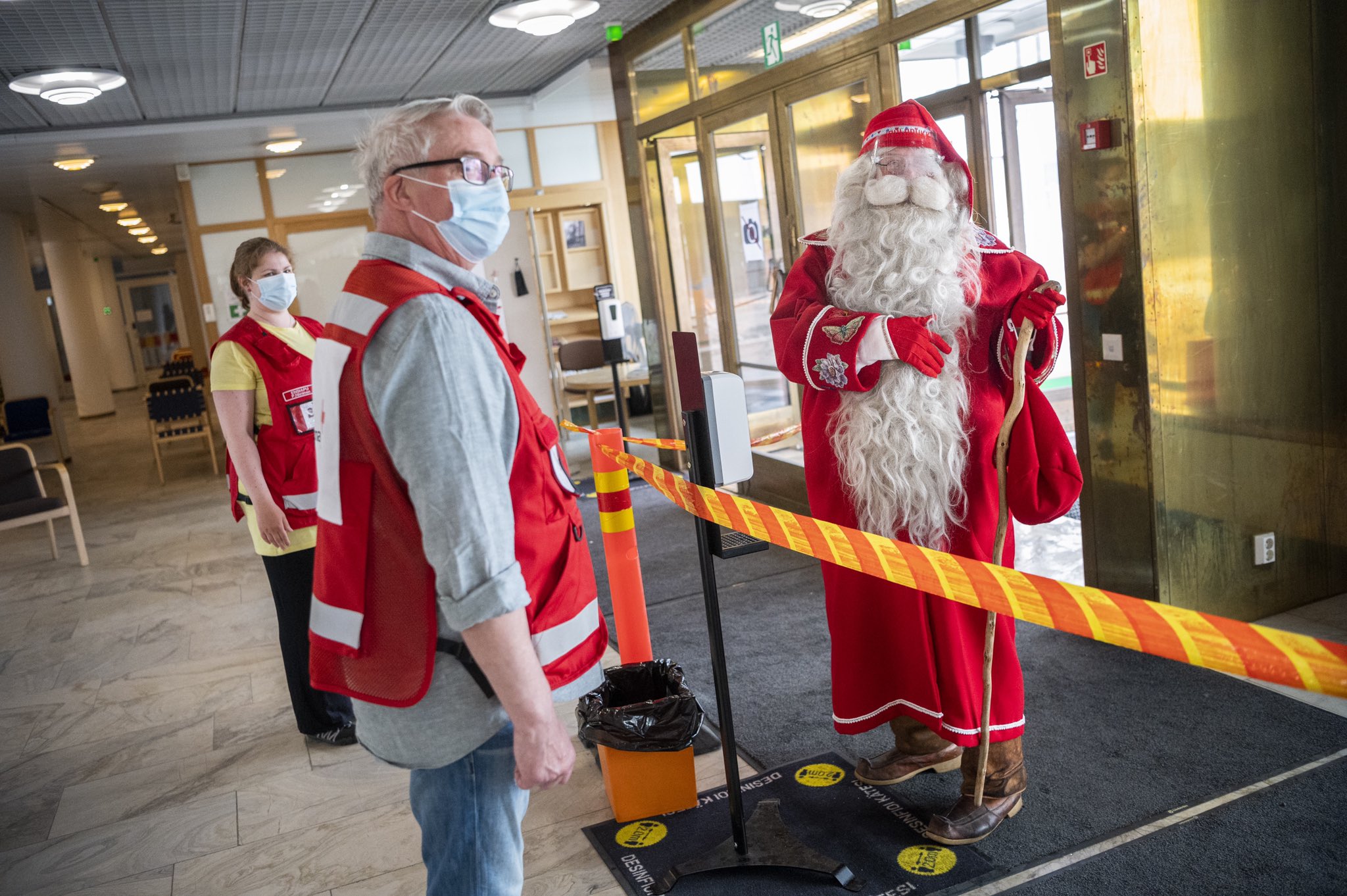 Йоулупукки (Фото: Rovaniemi kaupunki/Twitter) В Финляндии демонический рок-идол Lordi и местный Санта Клаус привились от COVID-19: фото