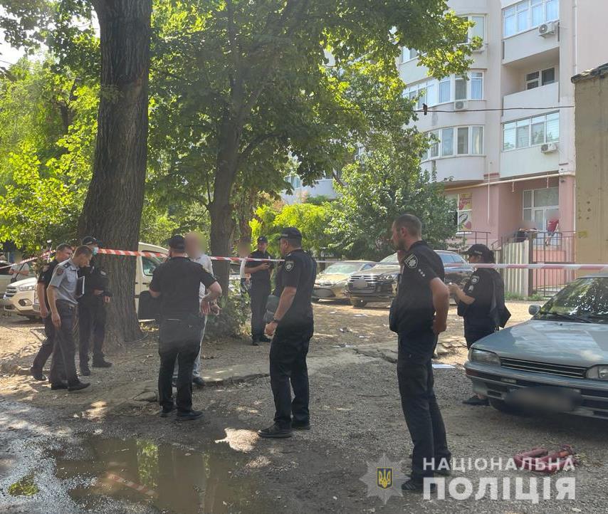 В Одесі у дворі житлового будинку застрелили людину, поліція проводить операцію "Сирена"