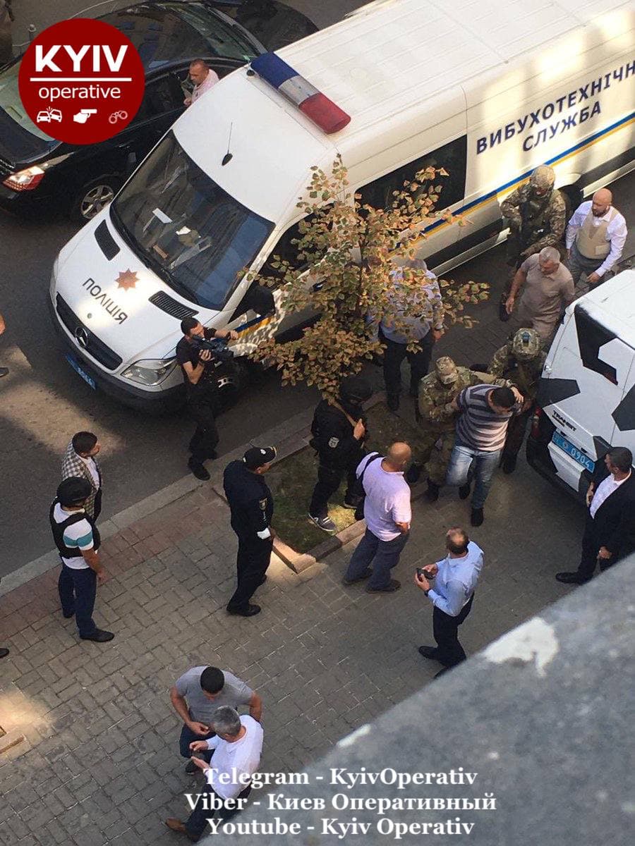 Мужчина угрожал взорвать гранату в здании Кабмина. Полиция его задержала – фото, видео