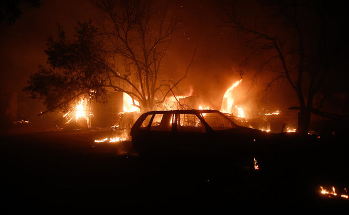 Грецію охопили масштабні лісові пожежі. Горять будинки і машини – фото, відео