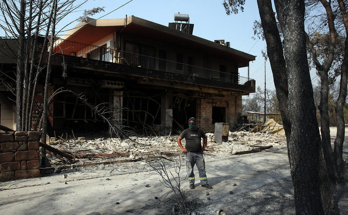 Грецію охопили масштабні лісові пожежі. Горять будинки і машини – фото, відео