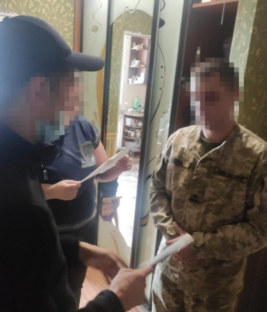 Задержание военного (Фото – СБУ) СБУ: Контрразведка взяла "на горячем" агента российской разведки. Он служит в ВСУ
