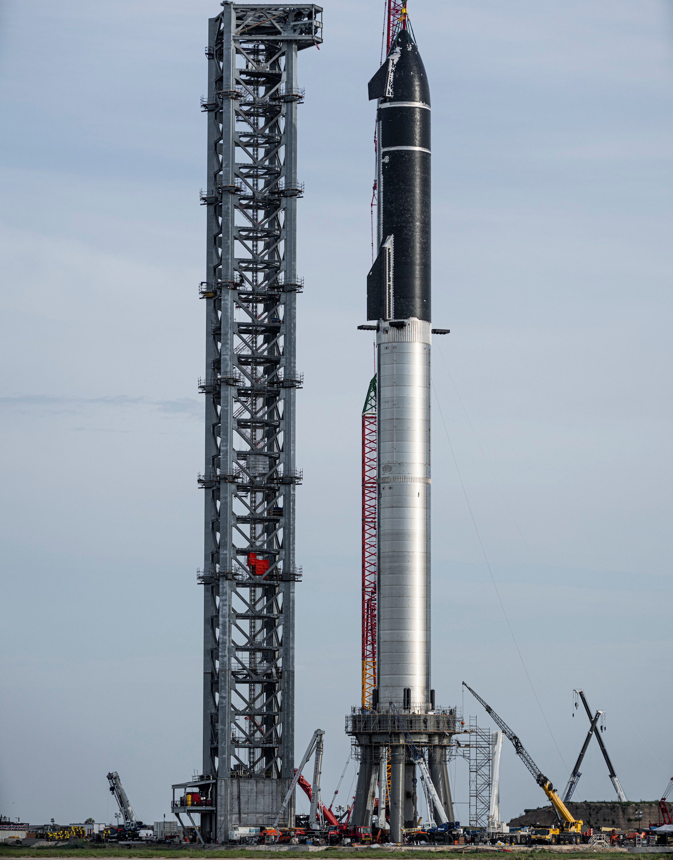 Зібрано найбільшу ракету в історії. Подивіться на велетня SpaceX у повний зріст – фото
