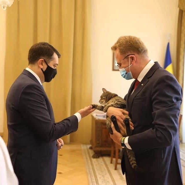 Левчик вітає голову Верховної ради Дмитра Разумкова. Фото: instagram.com lvivcitycat