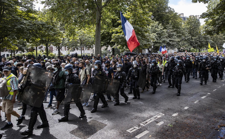 "Диктатура здоров'я". Понад 200 000 французів протестували проти COVID-сертифікатів: фото