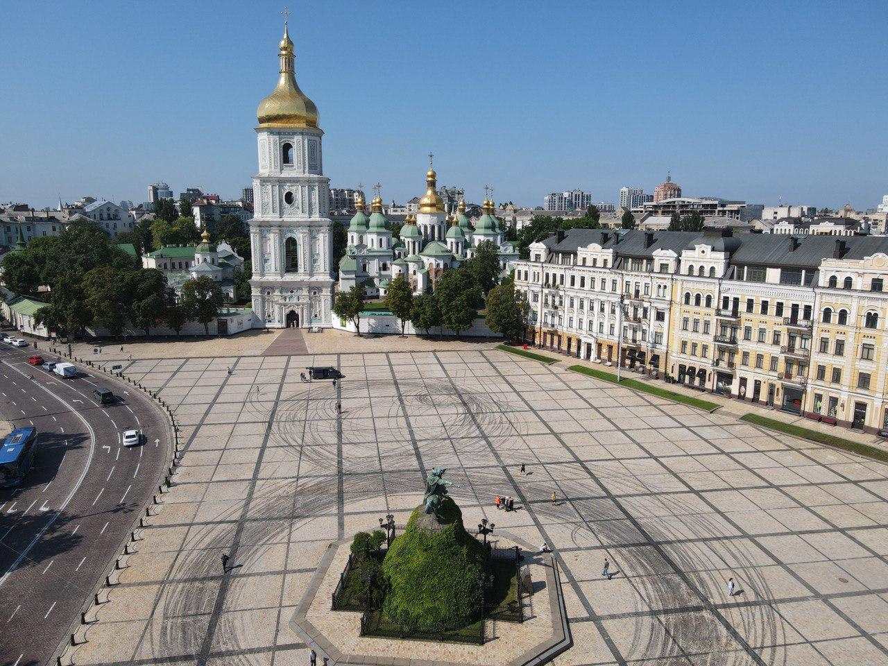 Неизвестные устроили дрифт на Софиевской площади в Киеве: видео