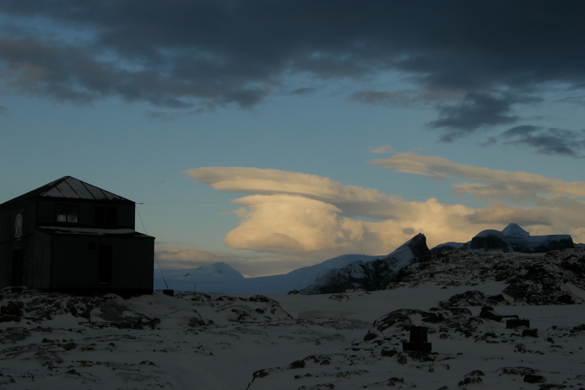 Українці сфотографували над Антарктикою "хмари-НЛО": вони "пророкують" непогоду – фото
