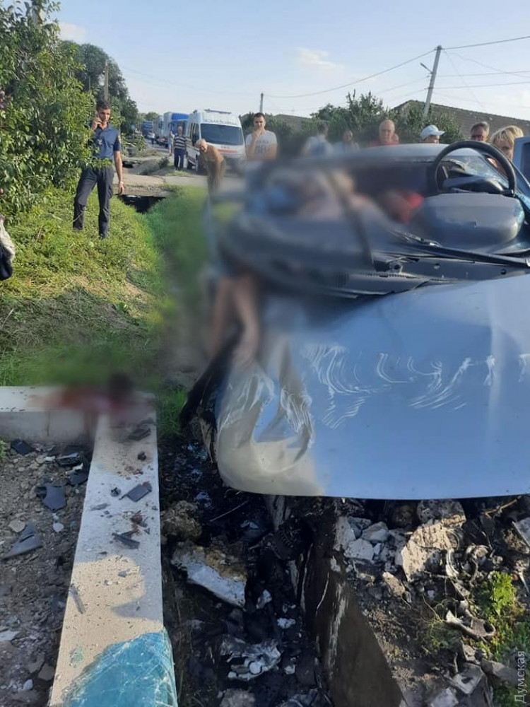 На місці ДТП (Фото: Думська) В Одеській області в ДТП загинули троє співробітників карного розшуку